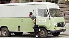 Mirsad Hozbo, 29, springt aus dem Führerhaus eines Lieferwagens, als er im Zentrum von Sarajevo von Scharfschützen beschossen wird, Donnerstag, 8. Juni 1995
