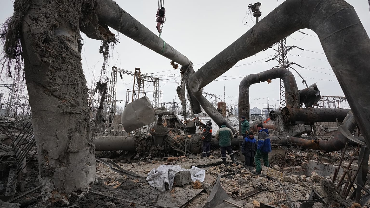 عمال يقومون بتنظيف الأضرار في محطة دارنيتسيا للطاقة الحرارية بعد الهجوم الروسي في كييف، أوكرانيا، الأربعاء 4 فبراير 2