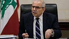 Der libanesische Premierminister Nawaf Salam spricht mit Journalisten ausländischer Medien und Nachrichtenagenturen im Regierungspalast in Beirut, Mittwoch, 3. Dezember 2025