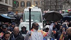 Snoop Dogg trägt die Olympische Fackel
