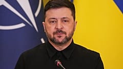Der ukrainische Präsident Volodymyr Zelenskyy nimmt am 3. Februar an einer gemeinsamen Pressekonferenz mit NATO-Generalsekretär Mark Rutte in Kiew, Ukraine, teil.
