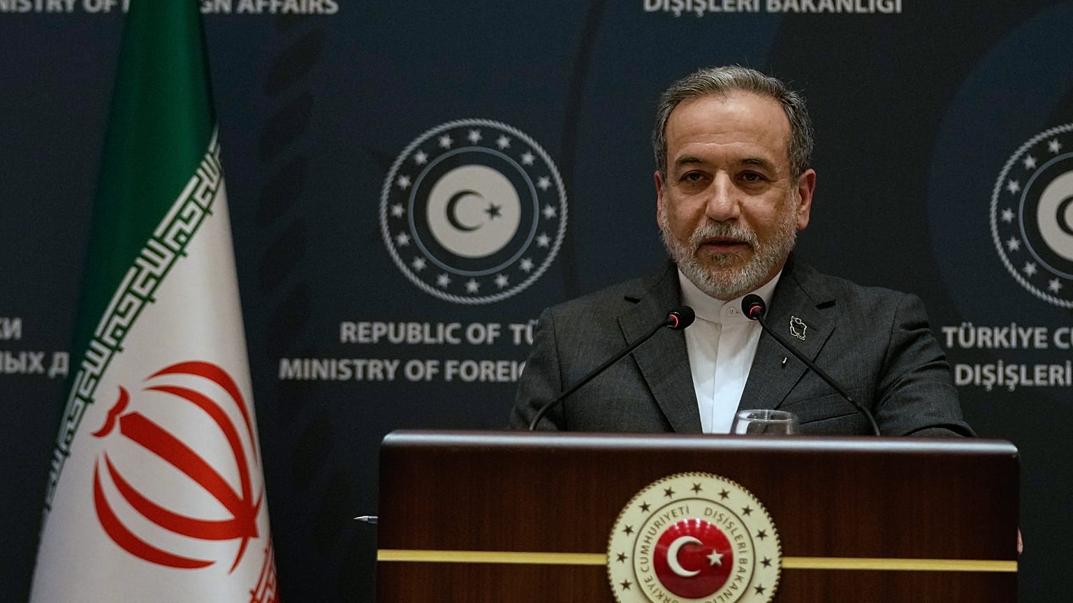 وزير الخارجية الإيراني عباس عراقجي يتحدث إلى الصحفيين خلال مؤتمر صحفي مشترك مع نظيره التركي هاكان فيدان في إسطنبول، تركيا، يوم الجمعة 30 يناير 2026.