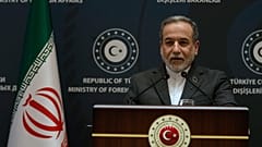 Der iranische Außenminister Abbas Araqchi spricht zu Reportern während einer gemeinsamen Pressekonferenz mit seinem türkischen Amtskollegen Hakan Fidan in Istanbul