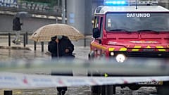 ARQUIVO: Bombeiros em Algés prestam apoio durante mau tempo