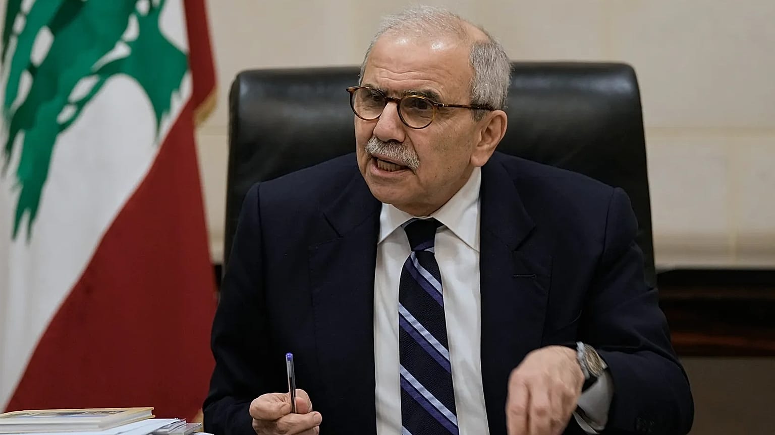 رئيس الوزراء اللبناني نواف سلام يتحدث إلى الصحفيين العاملين في وسائل الإعلام الأجنبية ووكالات الأنباء في القصر الحكومي في بيروت، الأربعاء، 3 ديسمبر/كانون الأول 2025