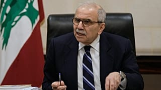 رئيس الوزراء اللبناني نواف سلام يتحدث إلى الصحفيين العاملين في وسائل الإعلام الأجنبية ووكالات الأنباء في القصر الحكومي في بيروت، الأربعاء، 3 ديسمبر/كانون الأول 2025