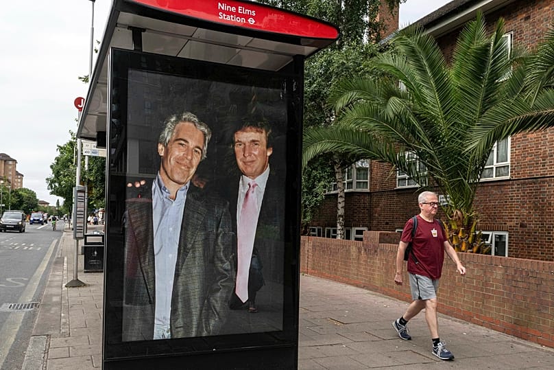 ABD'de protesto için reklam panosuna asılan, Trump ve Epstein'in yer aldığı eski bir fotoğraf.