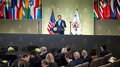 Il vicepresidente JD Vance parla alla riunione ministeriale sui minerali critici presso il Dipartimento di Stato, mercoledì 4 febbraio 2026 a Washington