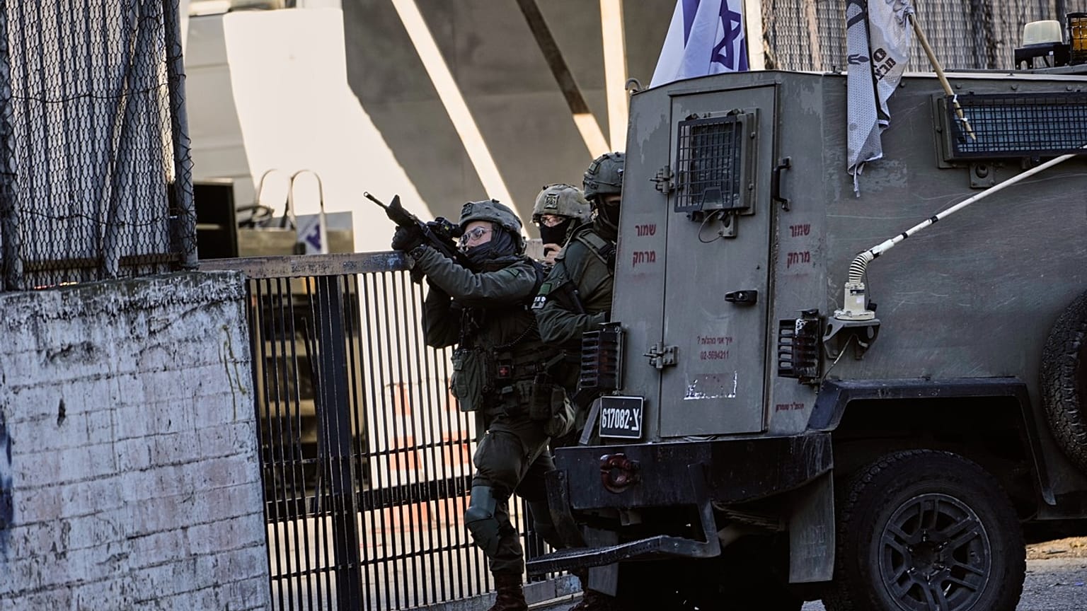 Batı Şeria'da bir zırhlı araçtan inen İsrail askerleri, 11 Ocak 2026