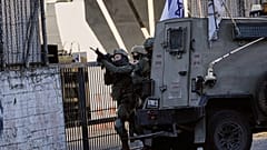 Batı Şeria'da bir zırhlı araçtan inen İsrail askerleri, 11 Ocak 2026