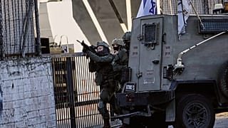 Batı Şeria'da bir zırhlı araçtan inen İsrail askerleri, 11 Ocak 2026