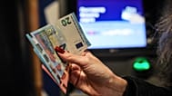 Una persona posa con billetes de euro retirados de un cajero automático en Sofía, el jueves uno de enero de 2026, cuando el país se incorpora a la zona euro.