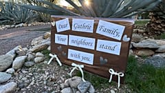 Zeichen der Solidarität der Nachbarn vor dem Haus von Nancy Guthrie in Tucson