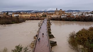 El río Guadalquivir se desborda a su paso por Córdoba, en el sur de Andalucía, España, el 4 de febrero de 2026