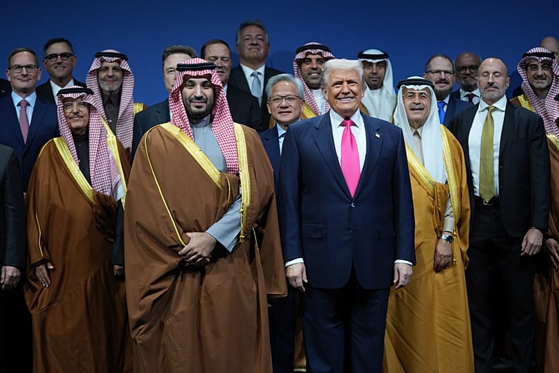 Bin Salman é recebido por todos os líderes mundiais, mesmo se o fantasma de Khashoggi continua a pairar