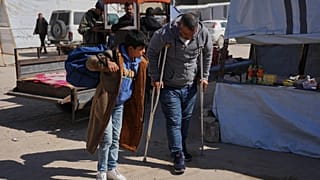 يتجمع مرضى فلسطينيون وأقاربهم للصعود إلى حافلة في خان يونس قبل التوجه إلى معبر رفح لمغادرة قطاع غزة لتلقي العلاج الطبي في الخارج، الأربعاء 4 فبراير/شباط 2026. 