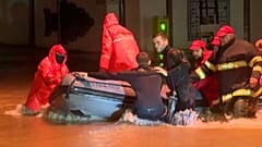 Rettungsschlauchboote holen von den Fluten eingeschlossene Anwohner ab.