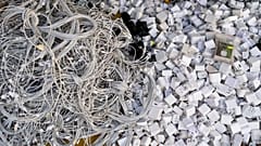 ARCHIV: Gebrauchte Ladekabel und Netzteile stapeln sich in einem Laden auf dem Nhat-Tao-Markt, Ho-Chi-Minh-Stadt, Vietnam, 28. Januar 2024.