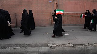 يحمل الناس أعلام إيران خلال مراسم جنازة لمجموعة من عناصر الأمن، الذين قُتلوا خلال الاحتجاجات المناهضة للحكومة، في طهران، إيران، يوم الأربعاء 14 يناير 2026. (صورة أسوشيتد برس/ 