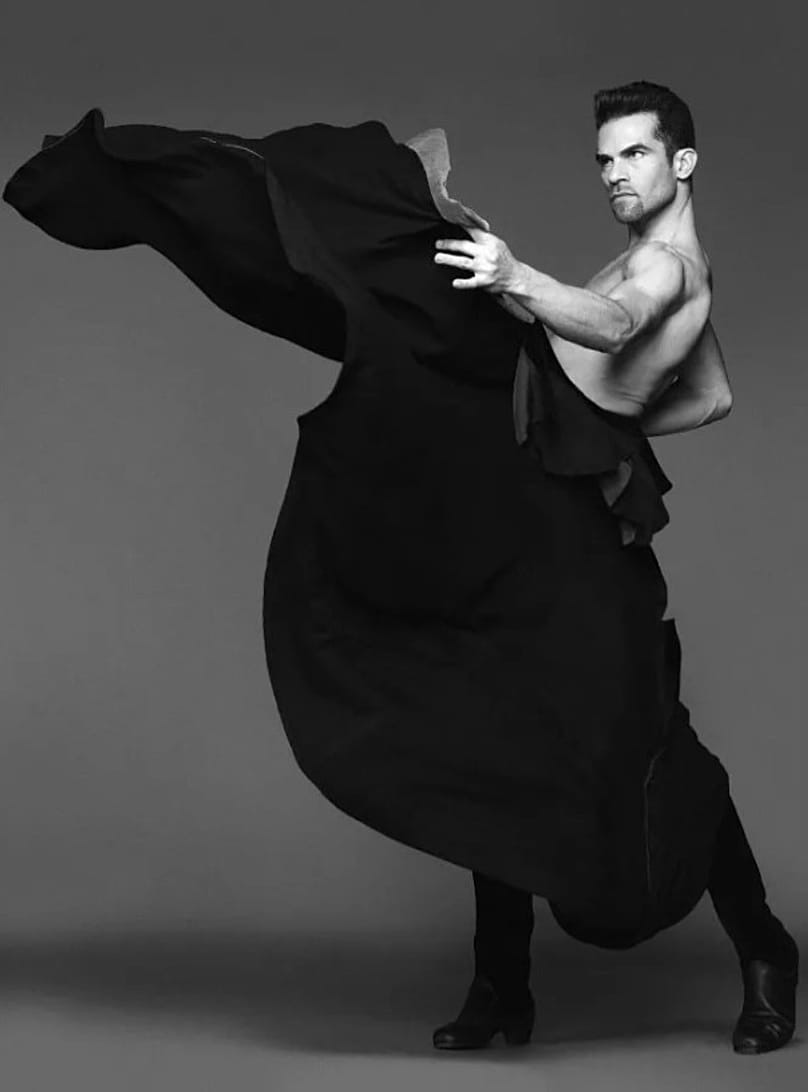 Antonio Najarro en una sesión fotográfica realizando un movimiento de baile.