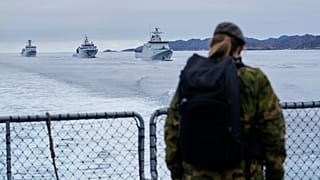 Danimarka savaş gemileri, Grönland’ın Nuuk kentinde Arktik Okyanusu’nda düzenlenen ve birkaç Avrupa NATO ülkesinden yüzlerce askerin katıldığı bir tatbikatta. / 15 Eylül 2025