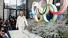 In Mailand präsentiert die Italienerin Valentina Rodini bei einer Modenschau ihr Outfit für die Winterspiele 2026.