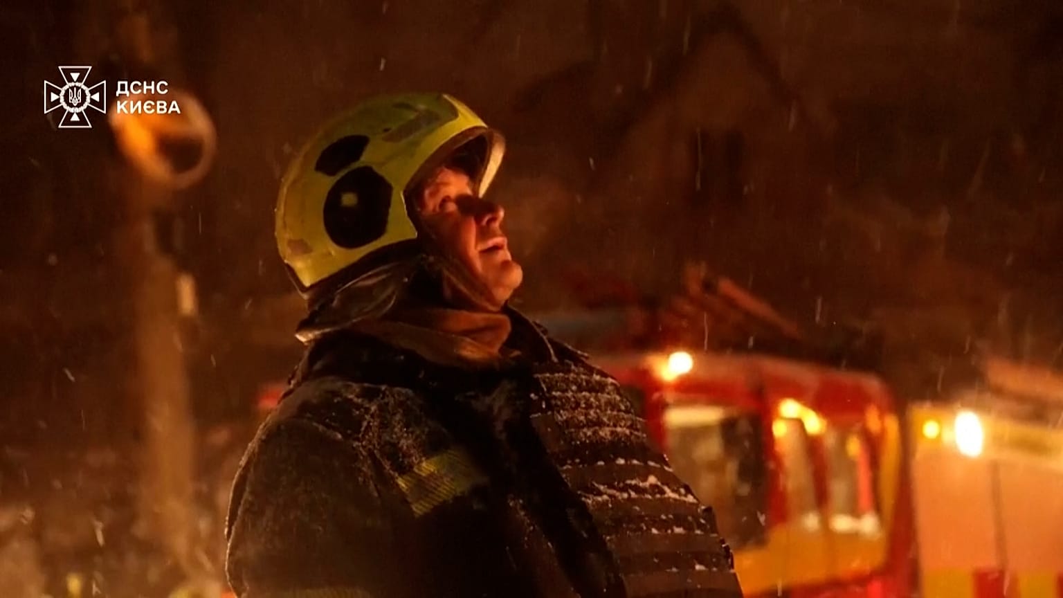 Пожарный на месте происшествия во время сильного снегопада