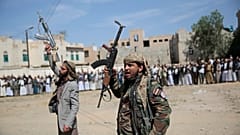 مقاتلون حوثيون مسلّحون يحضرون موكب جنازة مقاتلي الحوثي الذين قُتلوا في القتال الأخير مع قوات الحكومة اليمنية المعترف بها دولياً، في صنعاء، اليمن، الأربعاء 24 نوفمبر 2021. 