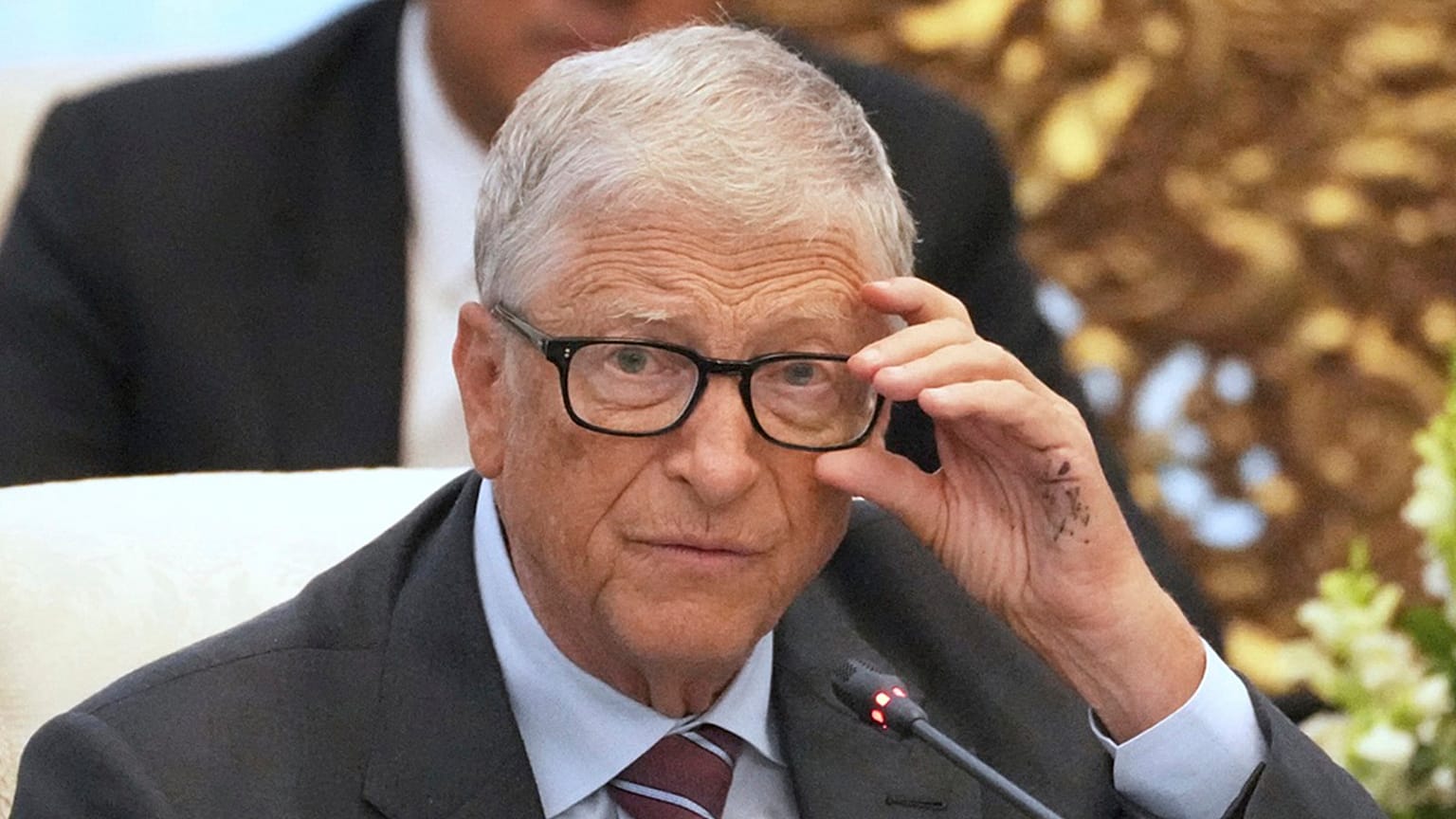 DOSSIER : Bill Gates, cofondateur et ancien PDG de Microsoft, ajuste ses lunettes lors d'une réunion au Palais Merdeka à Jakarta, le 7 mai 2025.