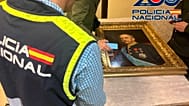 Las autoridades inspeccionan uno de los cuadros recuperados.