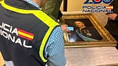 Las autoridades inspeccionan uno de los cuadros recuperados.
