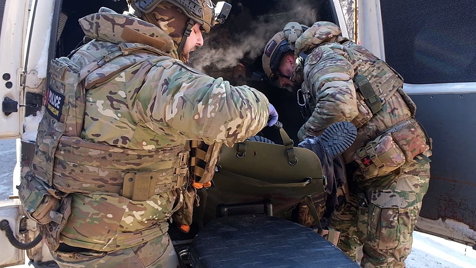 يقوم مسعفون عسكريون بإجلاء مدني مصاب عقب قصف روسي استهدف بلدة دروجكيفكا بمنطقة دونيتسك شرقي أوكرانيا، الأربعاء 4 شباط/فبراير 2026. 