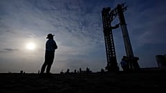 ARCHIV - Besucherinnen und Besucher beobachten, wie SpaceXs Starship, die weltweit größte und stärkste Rakete, in Starbase in Boca Chica, Texas, zum Start bereitsteht.
