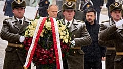 Donald Tusk bei einem Besuch in Kiew. Der Premierminister gedachte gemeinsam mit dem ukrainischen Präsidenten Wolodymyr Zelenski der Opfer russischer Verbrechen. 