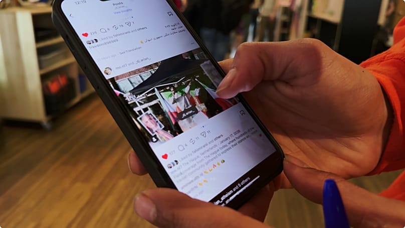 Bei Protesten gegen das Regime in Teheran greift auch Exil-Iraner Arian zum Mikrofon.