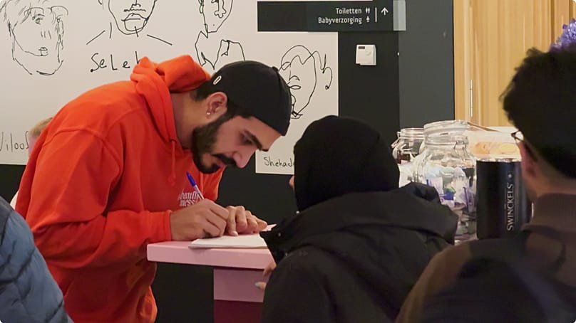 Arian hilft bei der Ausgabe von Essensmarken an Geflüchtete.