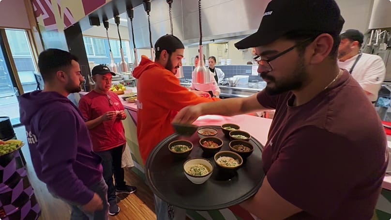 Die Kollegen unterstützen Arian - und wenn es mal zuviel wird mit den Sorgen, bekommt er einen Tag frei.