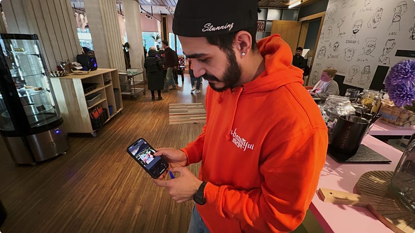 Handy und Internet sind wichtig für Arian, es sind die einzige Möglichkeit für ihn, mit Freunden und Verwandten in der Heimat in Kontakt zu bleiben.