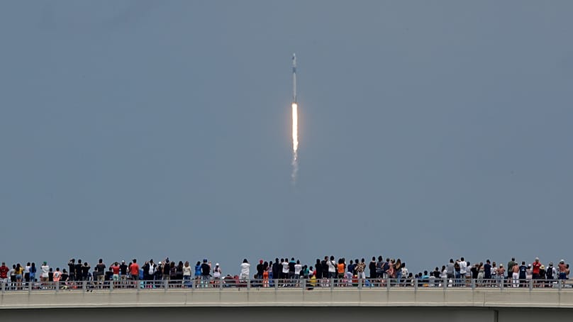 Zuschauer beobachten in Titusville, Florida, wie die SpaceX Falcon 9 am 30. Mai 2020, vom Kennedy Space Center in Cape Canaveral, Florida, startet