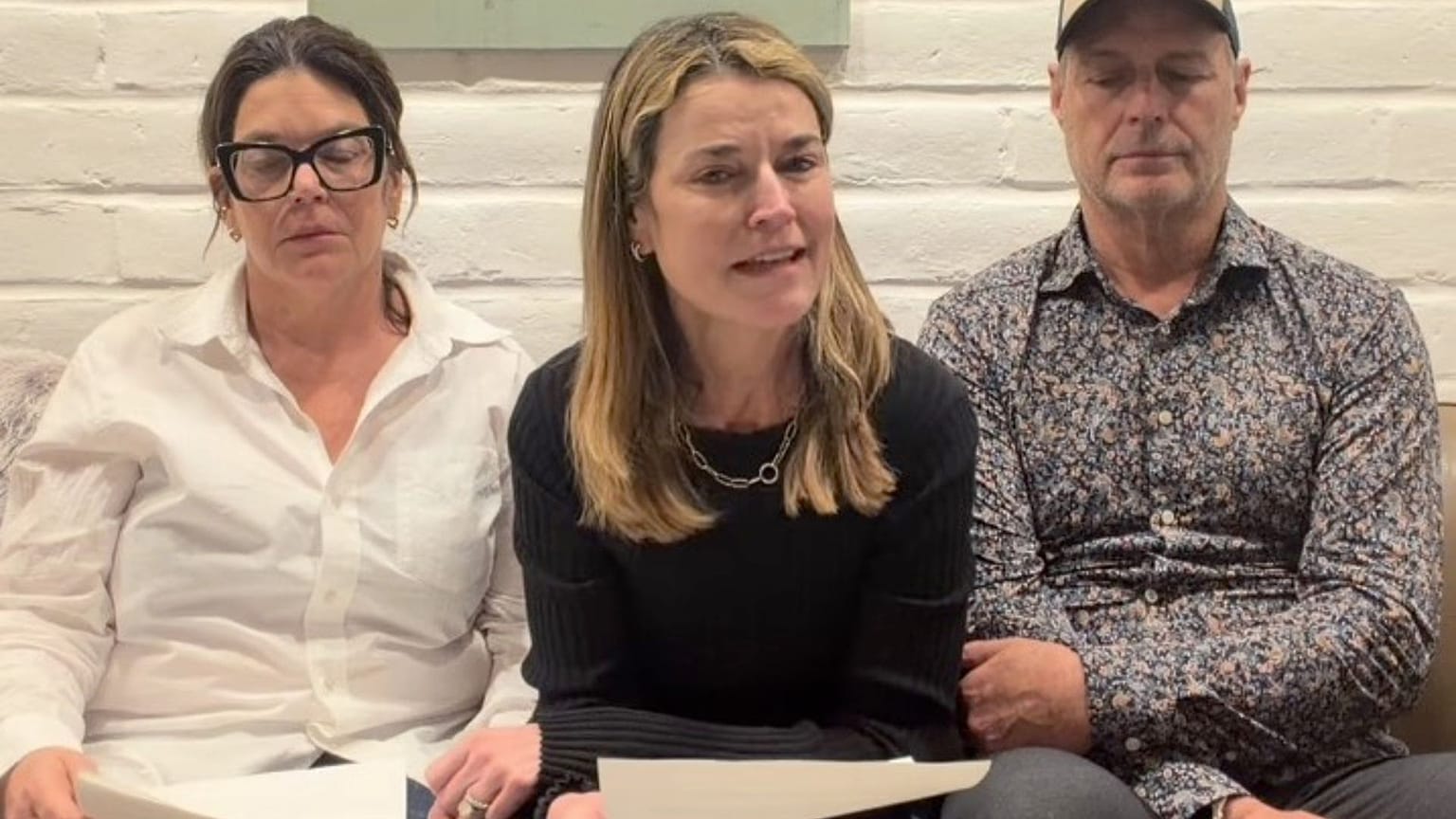 اسکرین شات از ویدئوی مجری سرشناس آمریکایی در حال خواندن متنی در واکنش به ربایش مادرش