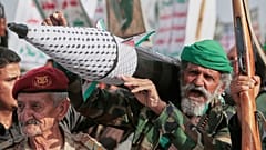 یکی از هواداران حوثی در حال شعار دادن و حمل ماکت موشک در جریان تظاهرات ضد آمریکایی و ضد اسرائیلی در صنعا، یمن، پس از حملات هوایی اسرائیل به صنعا، یمن، جمعه، ۲۶ سپتامبر ۲۰۲۵