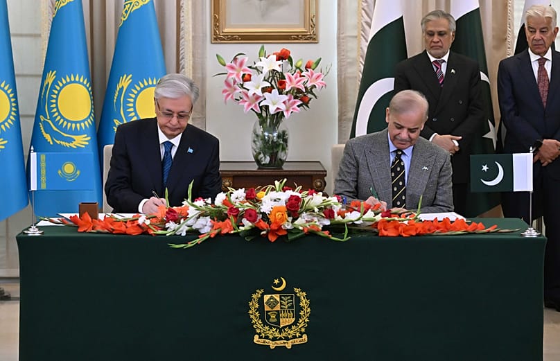 The leaders of the two countires signed Joint Declaration on the Establishment of a Strategic Partnership and some 19 more agreements.