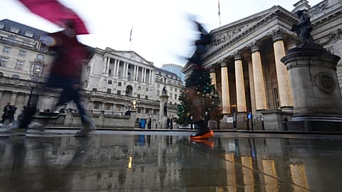 FILE - Pedestrians pass the Bank of England in London, on 18 December 2025. (AP Photo/Kirsty Wigglesworth, File)