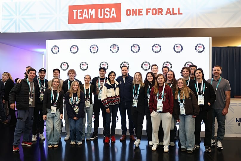 JD Vance e  Usha Vance posam para uma foto com os atletas da equipa dos EUA, no Team USA Welcome Experience, em Milão, Itália, quinta-feira, 5 de fevereiro de 2026.