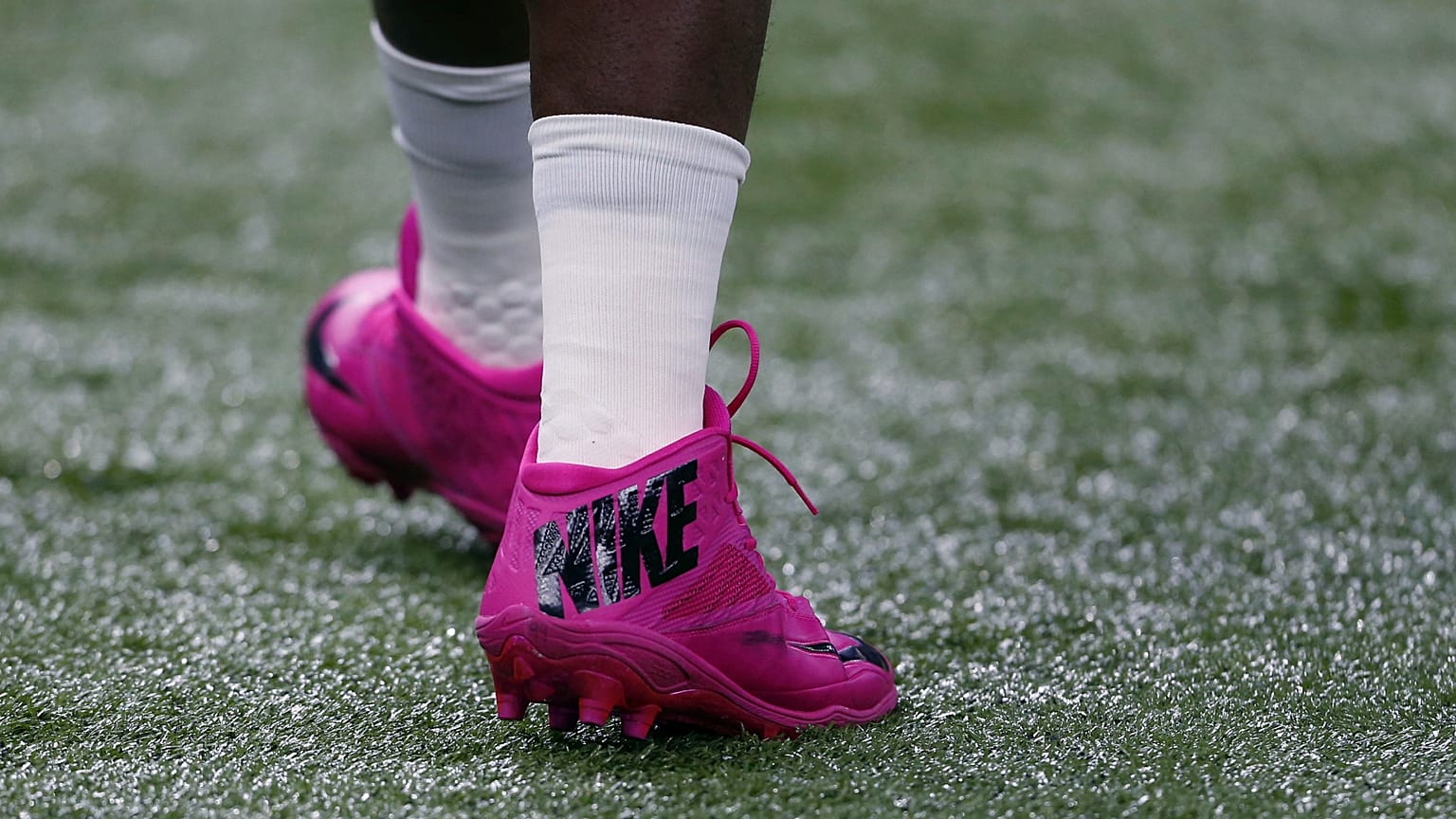 FILE - Carolina Panthers player Kawann Short walks in pink cleats in honor of Breast Cancer Awareness Month before an NFL football game. 16 October, 2016.