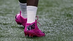 Archivbild: Carolina-Panthers-Profi Kawann Short läuft vor einem NFL-Spiel in pinken Schuhen, als Zeichen des Brustkrebsmonats. 16. Oktober 2016.