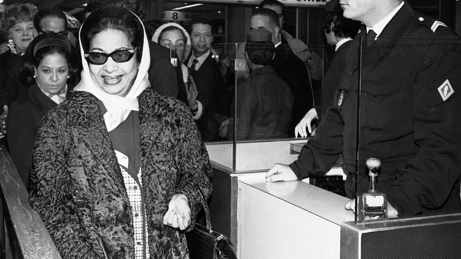 المطربة العربية الشهيرة أم كلثوم، تصل إلى مطار لو بورجيه في باريس، فرنسا، في 10 نوفمبر 1967. (صورة من وكالة أسوشيتد برس)