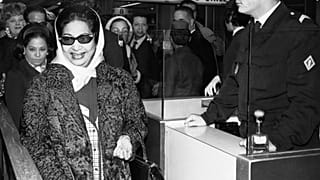 المطربة العربية الشهيرة أم كلثوم، تصل إلى مطار لو بورجيه في باريس، فرنسا، في 10 نوفمبر 1967. (صورة من وكالة أسوشيتد برس)