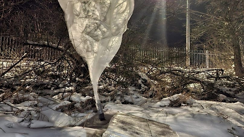 Papierosy przemycane balonem, 2026