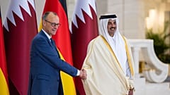Katars Emir Scheich Tamim bin Hamad Al-Thani begrüßt den deutschen Bundeskanzler Friedrich Merz bei Gesprächen in Doha.